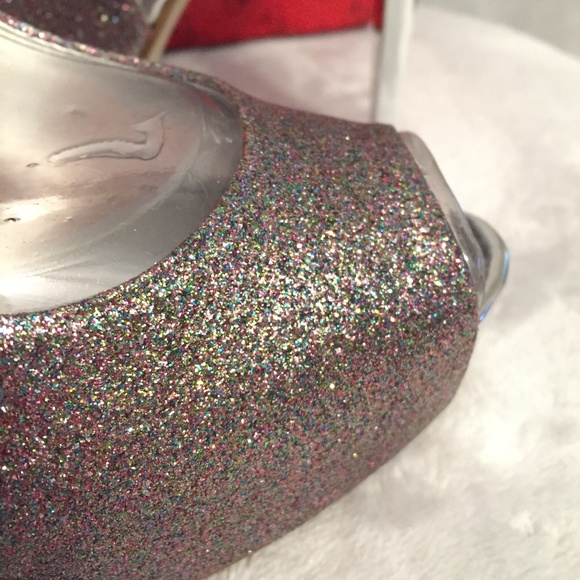 🧨💥MEGA SALE💥🧨 3️⃣ for $20.
Guess shimmery gold high heels - Picture 5 of 8